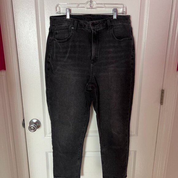 AE Stretch Curvy Black Mom Jean - Picture 6 of 11